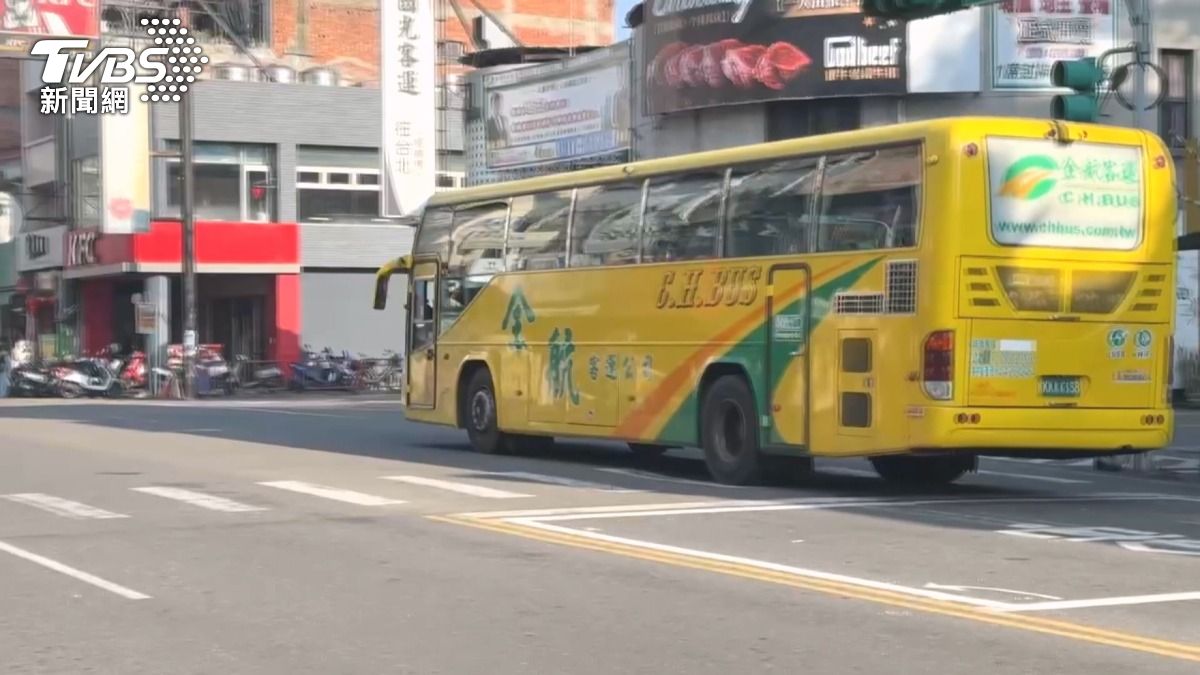 公車司機遭辱罵「白癡豬頭」!高EQ冷靜回謝謝 心酸吐1句。(圖/TVBS)