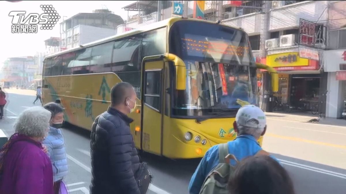 公車女客失控獅吼 司機嘆:沒人想開。(圖/TVBS)