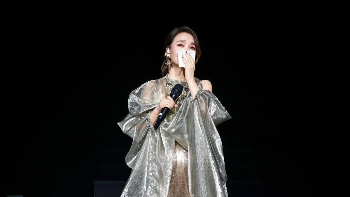 辛曉琪思念亡友當場淚崩!台上驚見「這現象」 哭嘆:他來了