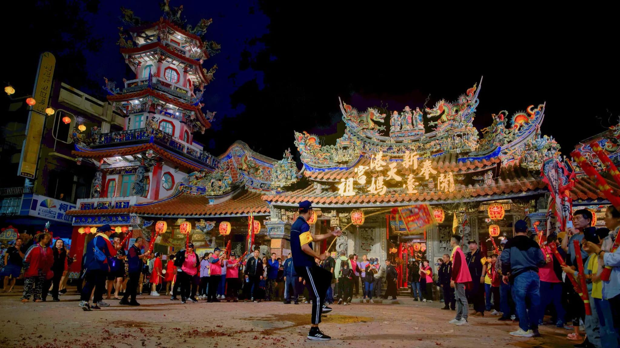 嘉義新港奉天宮供奉的「金虎爺」特別之處在於端坐在神桌之上,而非神桌下。(圖/翻攝自臉書@新港奉天宮)