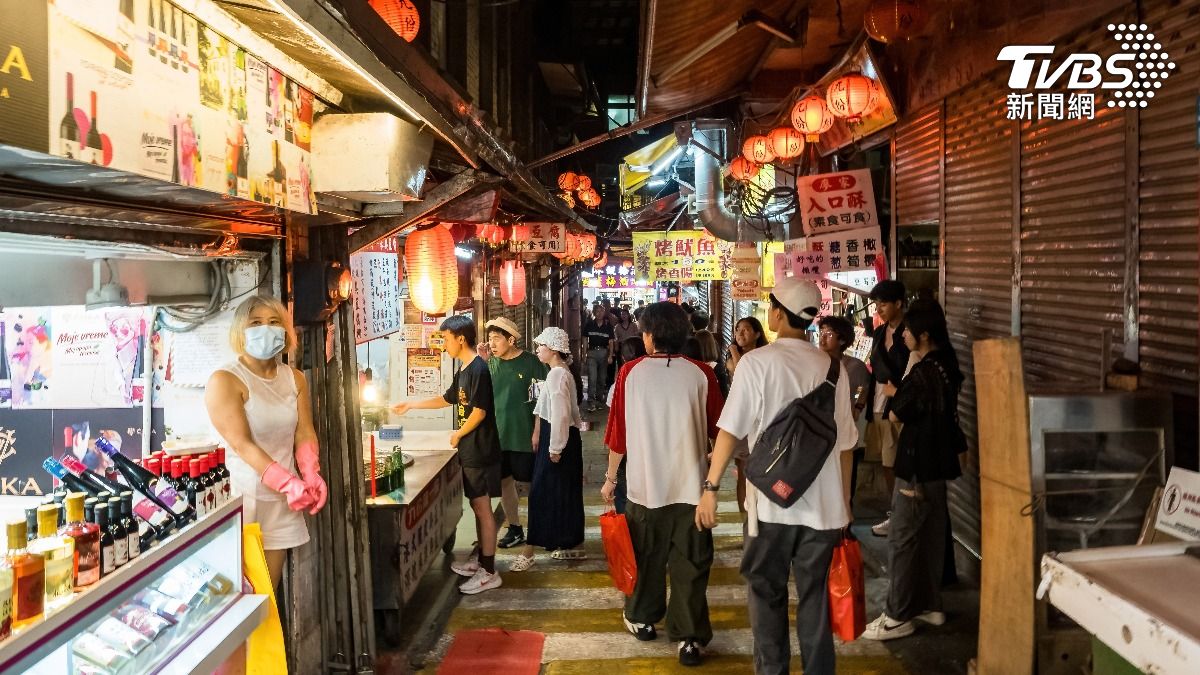 日繪師來台挑戰夜市臭豆腐、烤魷魚 吃2攤就腹痛仍喊:夏天再來