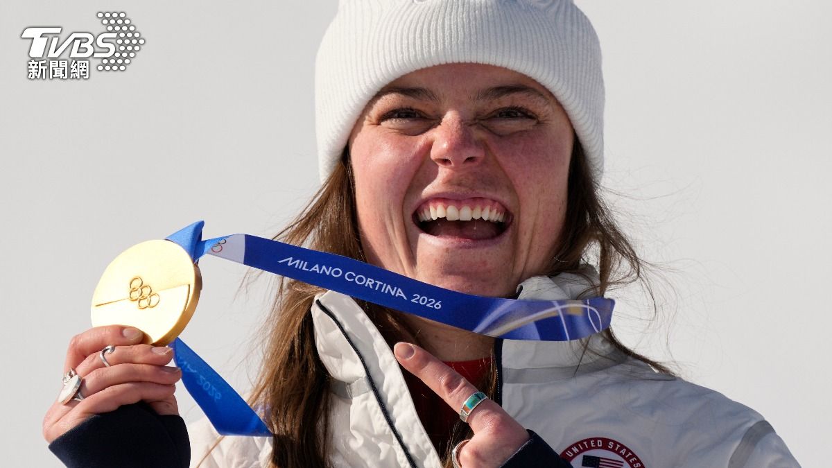 美國女子滑雪選手Breezy Johnson的奧運獎牌,從吊帶上脫落碎裂。(圖/達志影像美聯社)