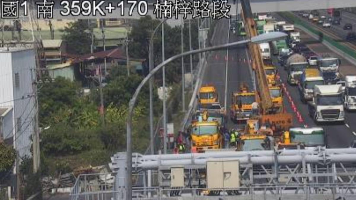 快訊/國1楠梓段聯結車撞自小客 「車流塞爆」回堵至少6km