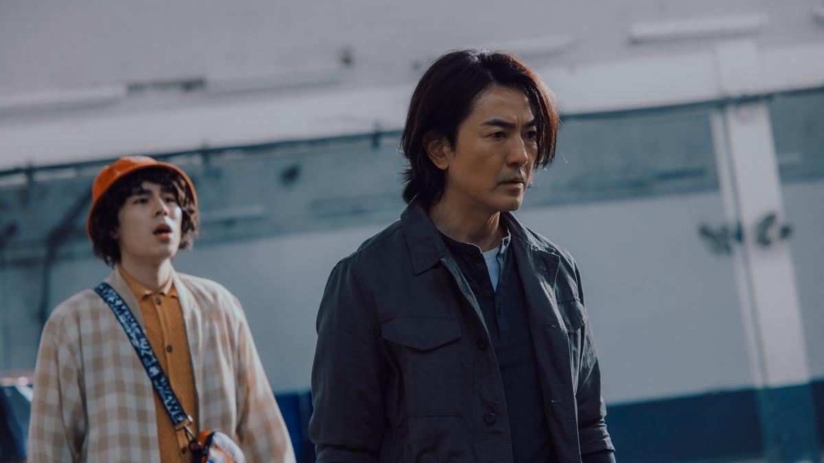 鄭伊健飾演陳家任警探努力追查案件真相。 （圖／Netflix提供） 