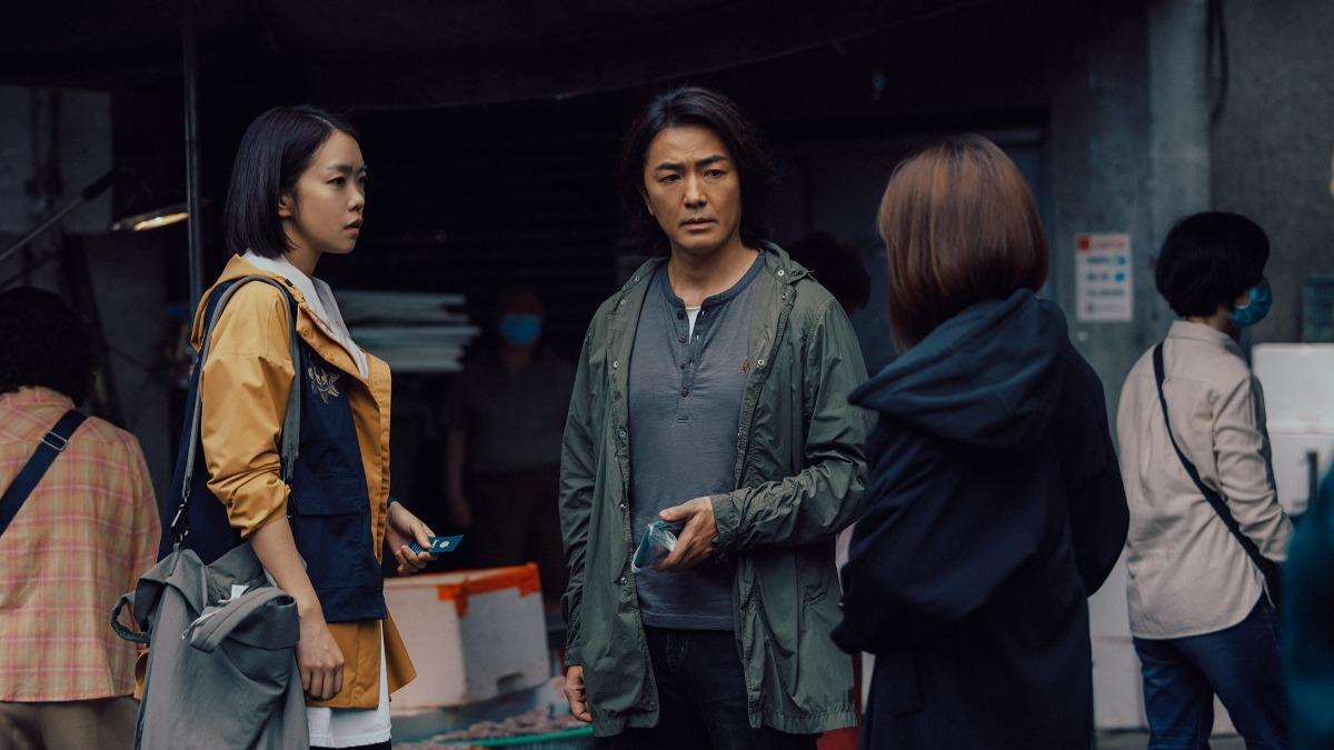 李霈瑜（左）與心中偶像鄭伊健共同辦案。 （圖／Netflix提供） 