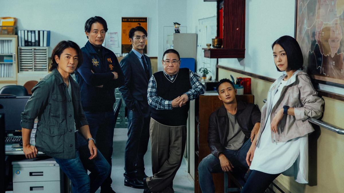 《百萬人推理》警探與科技偵查隊一同追緝最終犯人。（圖／Netflix提供） 