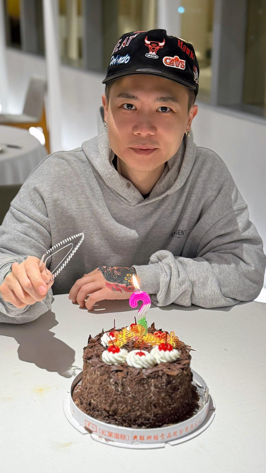 蕭秉治慶祝生日,希望能繼續唱下去。(圖/相信音樂提供)