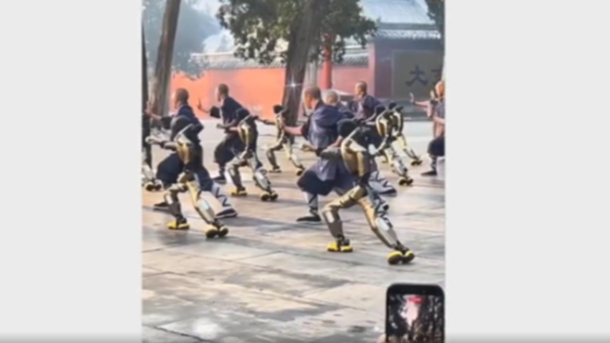 少林高手與機器人大軍上演科幻功夫大秀。(圖/中國新聞網)