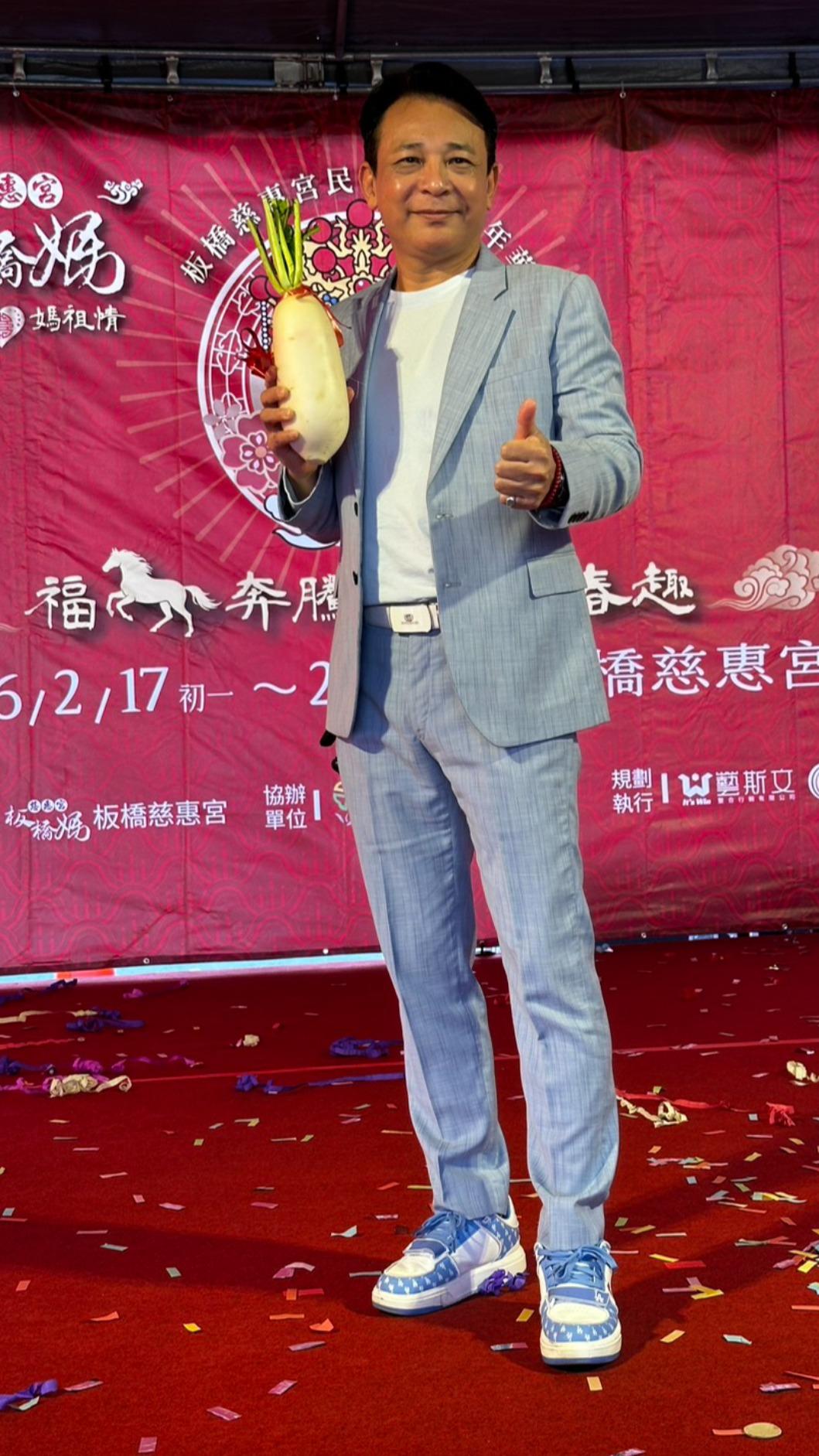 胡鴻達正在趕拍《豆腐媽媽》過年存檔。(圖/鳳凰藝能提供)