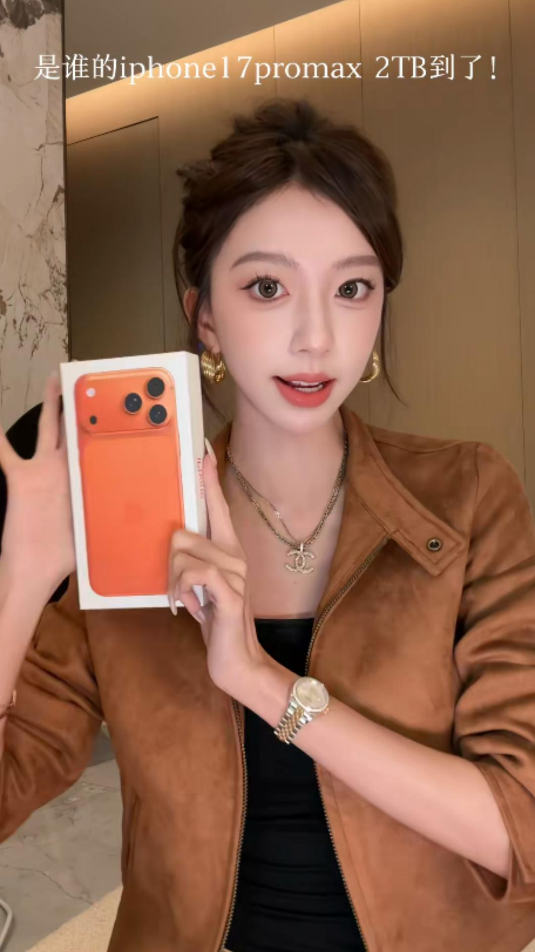 中國網紅小美在抖音上分享自己新買的愛馬仕橘iPhone 17。(圖/翻攝抖音@小美在干嘛)