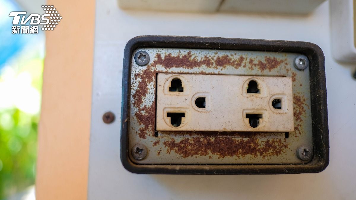 插座變「這色」別再用！金屬受潮藏火災風險　台電授2清潔步驟