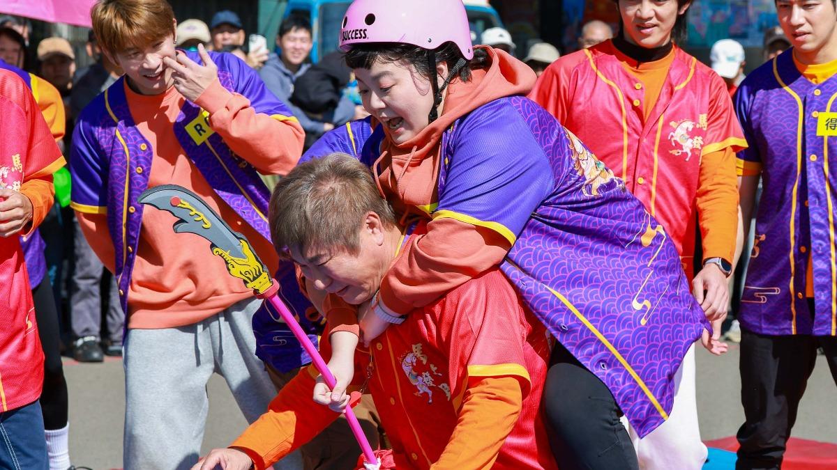 胡瓜挑戰遊戲。（圖／民視提供）