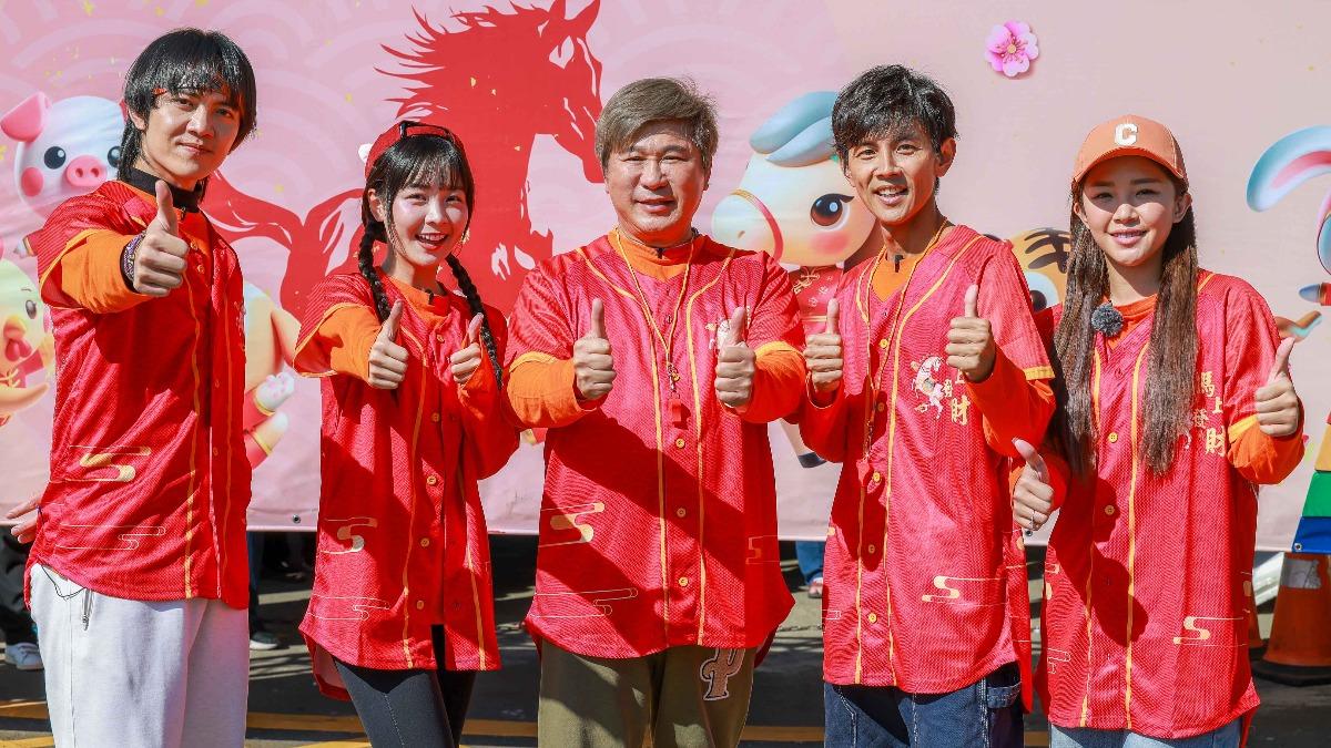 郭忠祐、籃籃、胡瓜、阿翔和賴慧如出外景。(圖/民視提供)