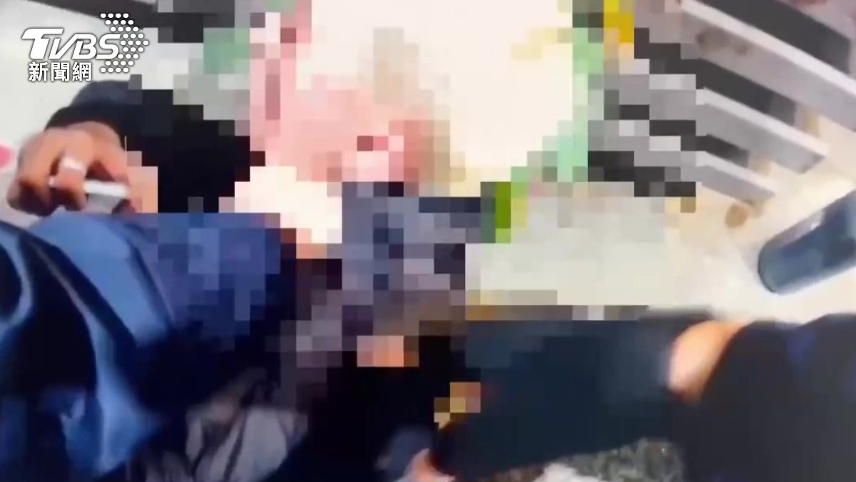 男子不只嗆警還搶密錄器遭壓制送辦。(圖/TVBS)