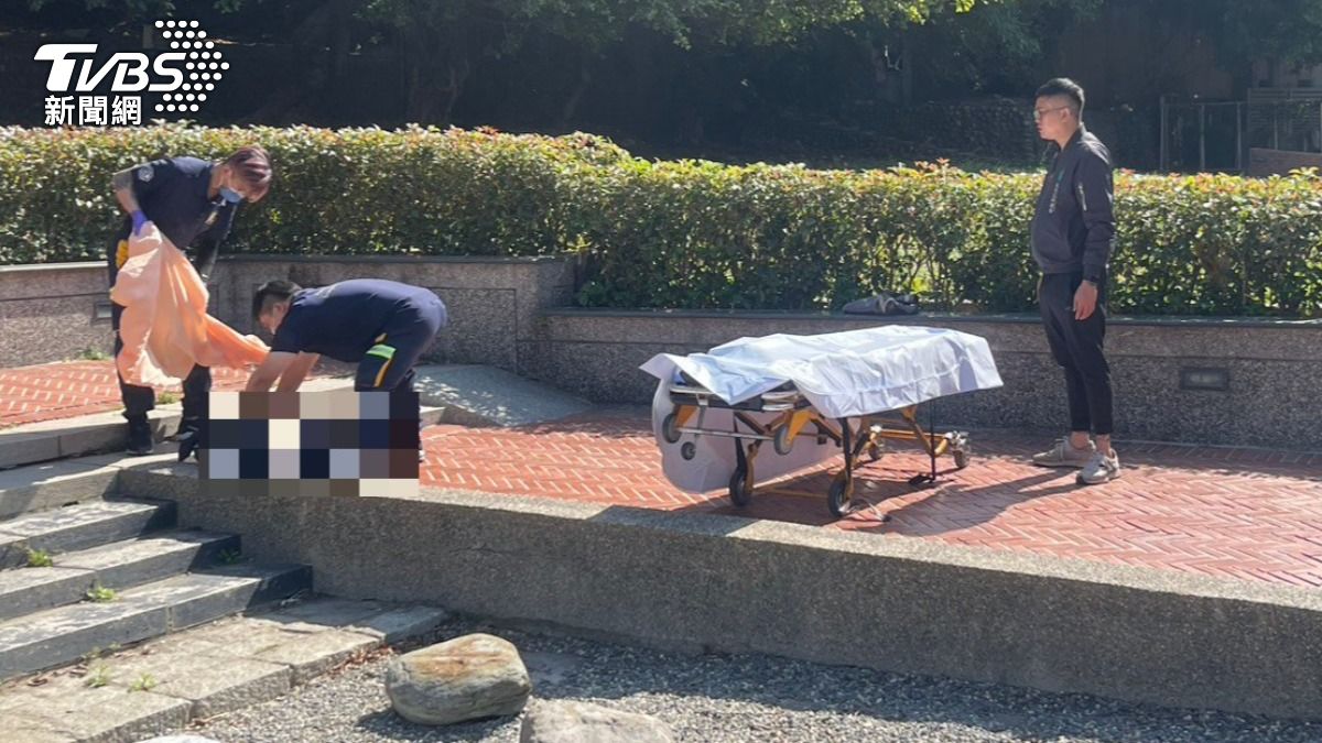 另一名街友發現許男倒臥在地。（圖／TVBS）