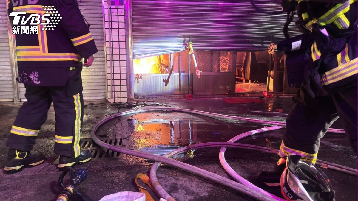 台中民宅深夜不平靜...疑透天厝客廳竄火 祖孫3人全送醫