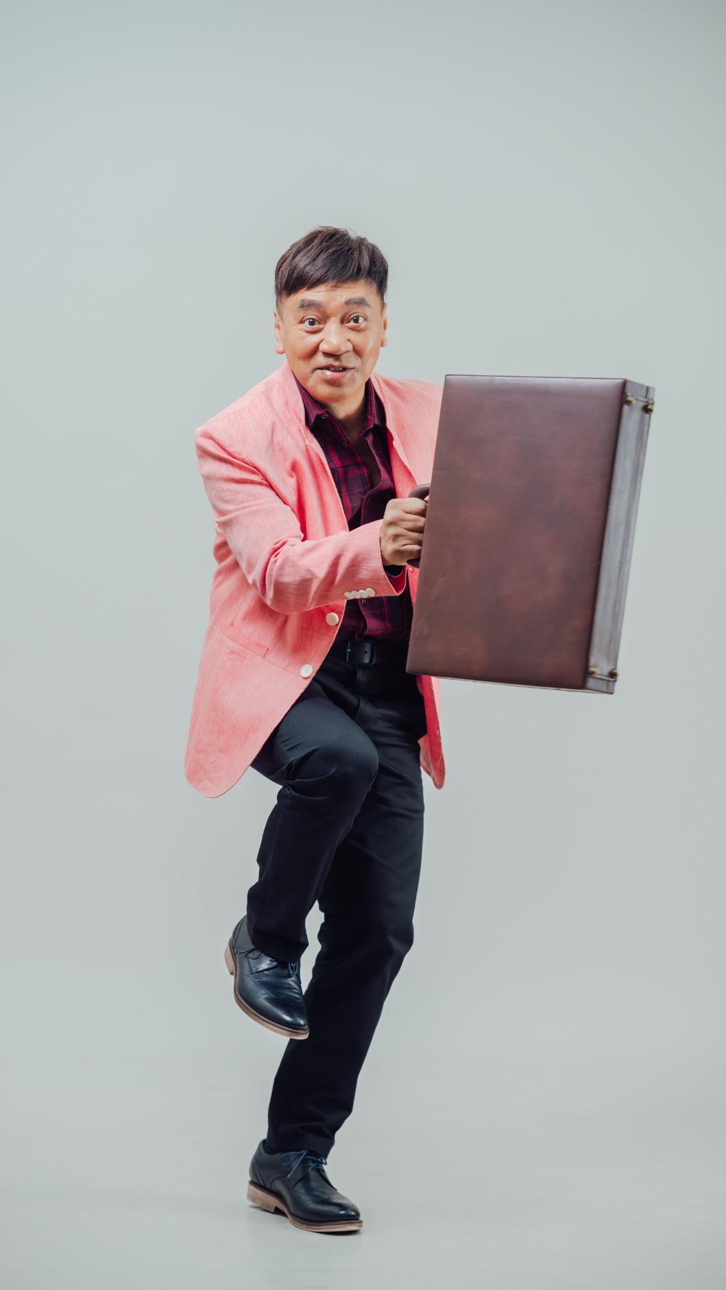 施孝榮卸下緊繃狀態。(圖/寬宏藝術提供)