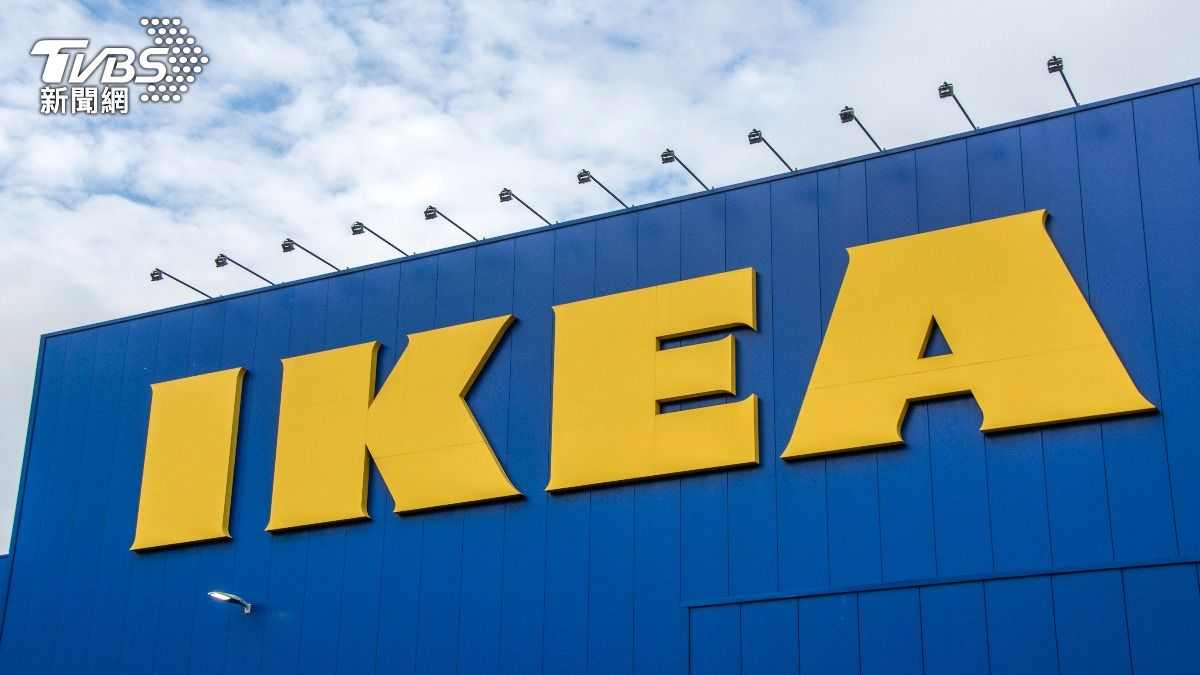 IKEA近期推出的半公尺熱狗被網友稱為「熱狗界的哥吉拉」。(圖/達志影像shutterstock)