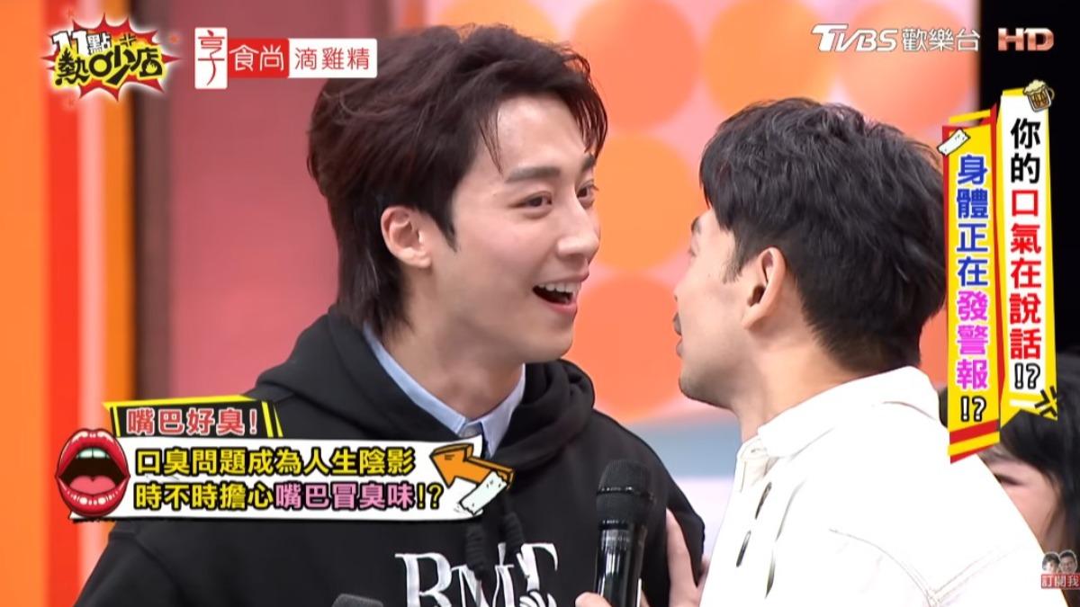 阿KEN當場試聞卞慶華的嘴巴味道。(圖/翻攝自《11點熱吵店》YouTube)