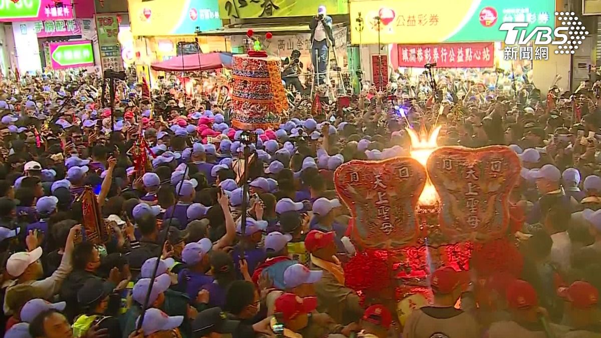 大甲媽繞境人潮破紀錄。(圖/TVBS)