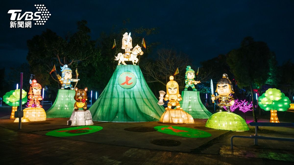民政局幸福祈願村燈區,屯區由大里七將軍廟推出「忠義護鄉土」祈福燈組,七將軍爺千。/(TVBS)