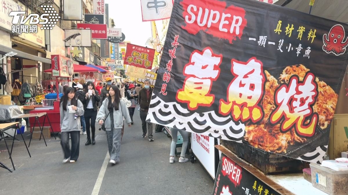 天津年貨大街真章魚「燒」! 爐具2年燒2次 主辦急解約。(圖/TVBS)