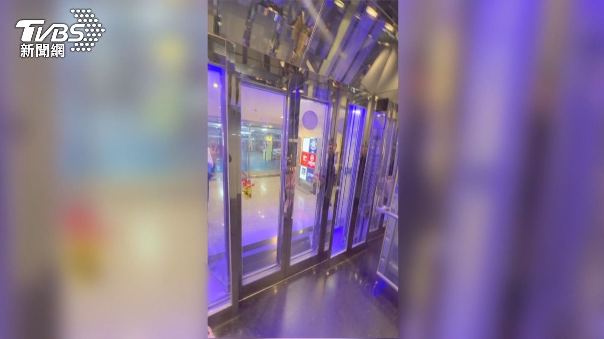 事後將影片上傳網路,表示電梯現場完全沒有任何告示提醒。(圖/民眾提供)