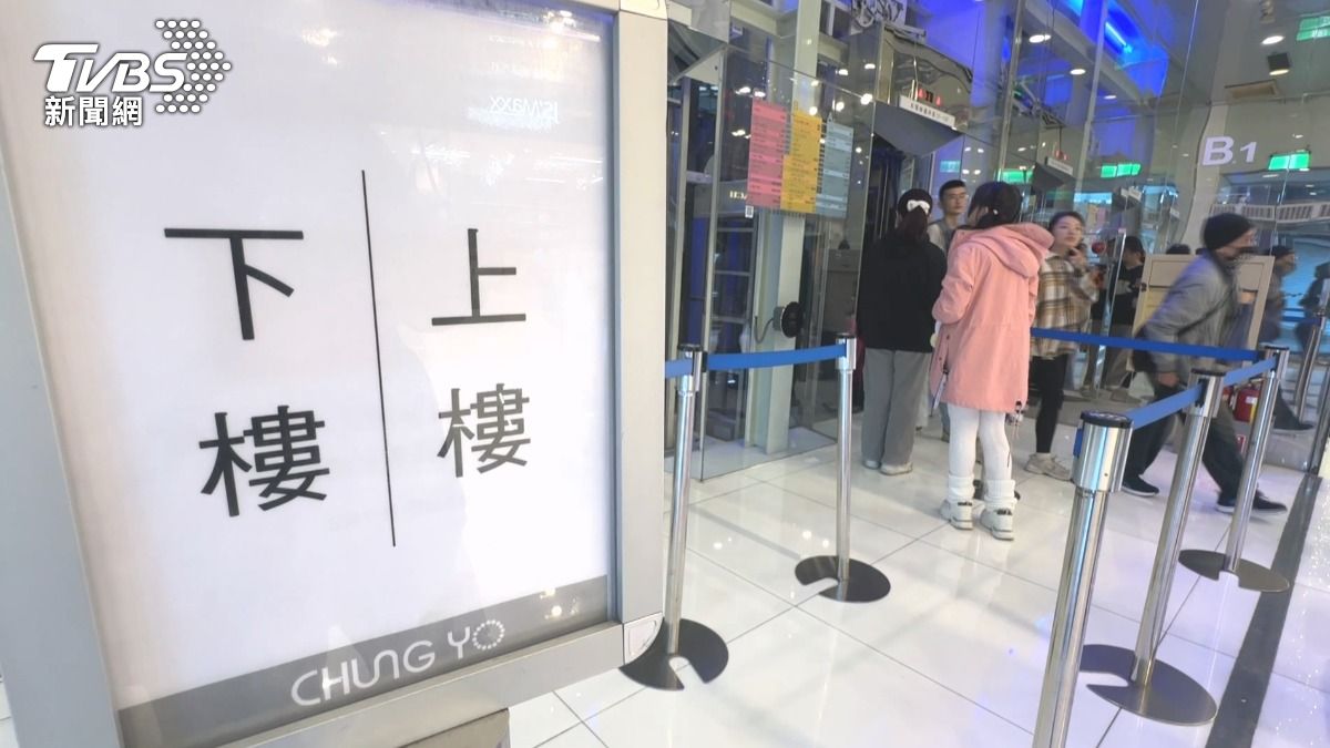 過程中因需要測試讓電梯運行,剛好到最底層地下5樓時,客人也剛好進入。(圖/TVBS)