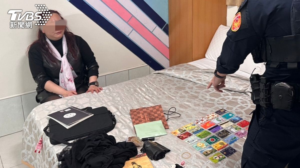 港籍女子聲稱來台旅遊，卻被搜出高達27張金融卡。（圖／TVBS）