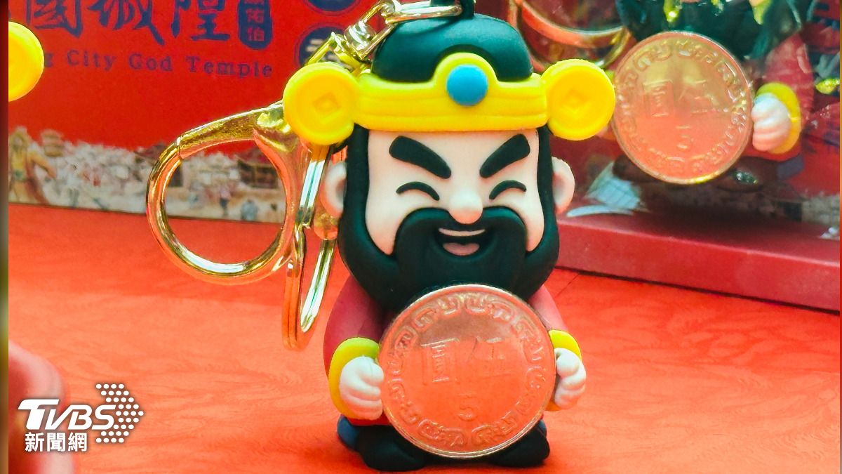 全台獨家!城隍廟初四發Q版公仔發財金 五元諧音有錢