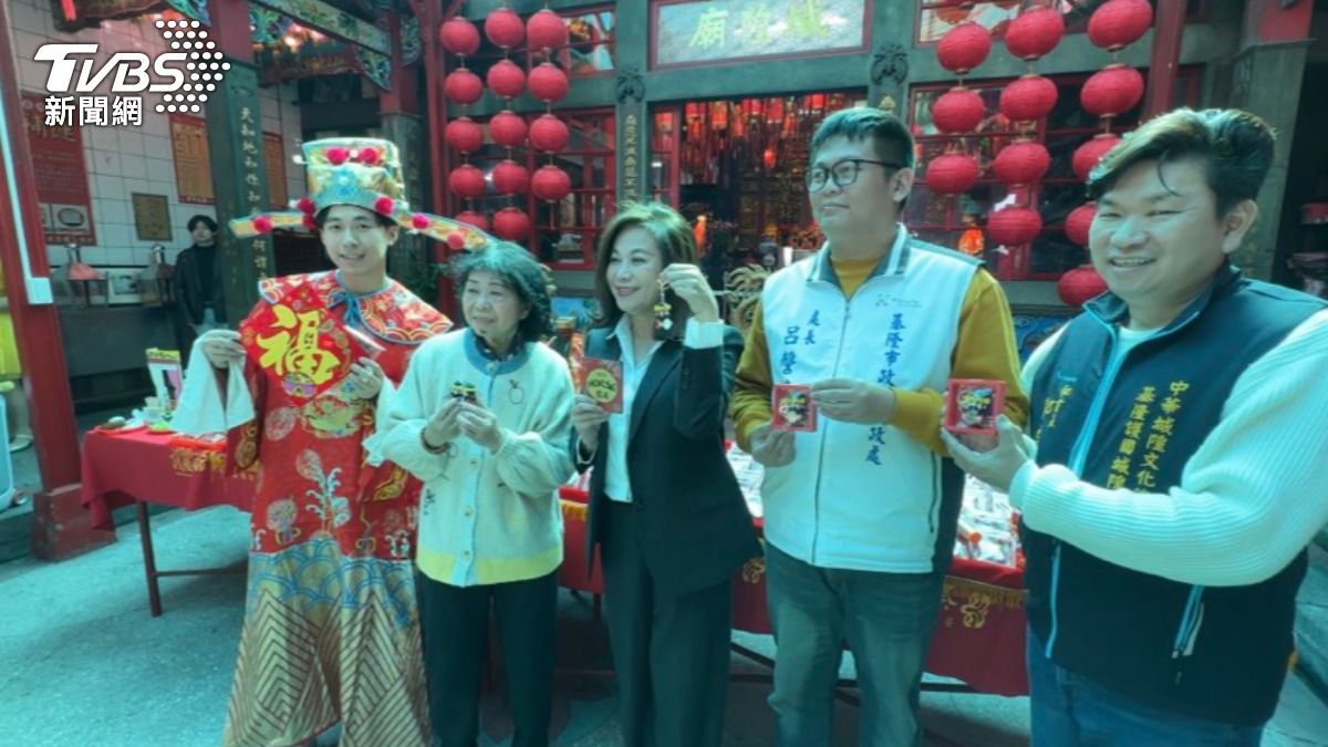 副市長邱佩琳大讚吸睛！基隆城隍廟初四發Ｑ版公仔五元發財金招財避邪。（圖／ＴＶＢＳ）
