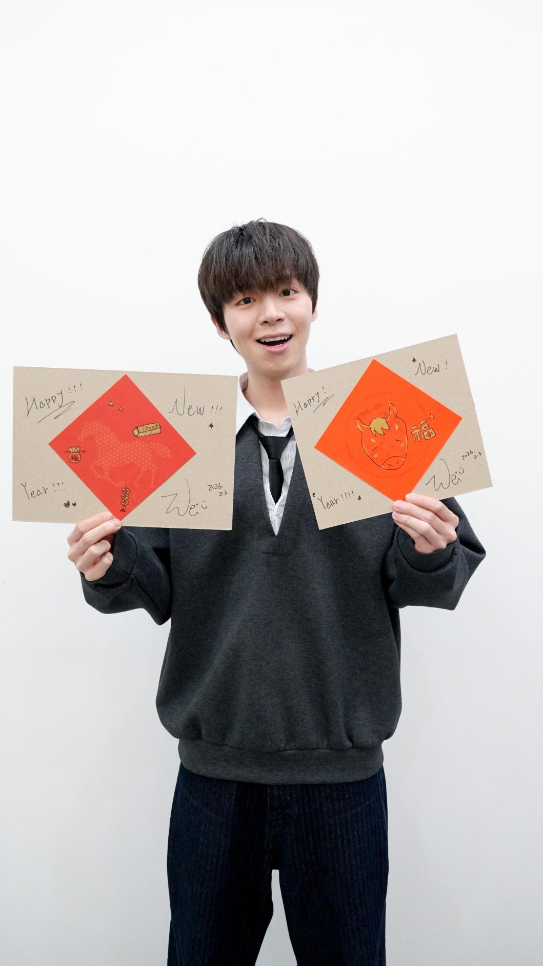 瑋瑋打造馬年賀卡要送粉絲。(圖/POP Radio提供)