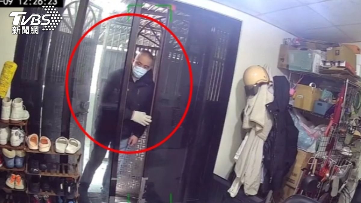 通緝犯正中午創空門,鎖定頂樓加蓋行竊,一進屋先遮住客廳監視器。(圖/TVBS)