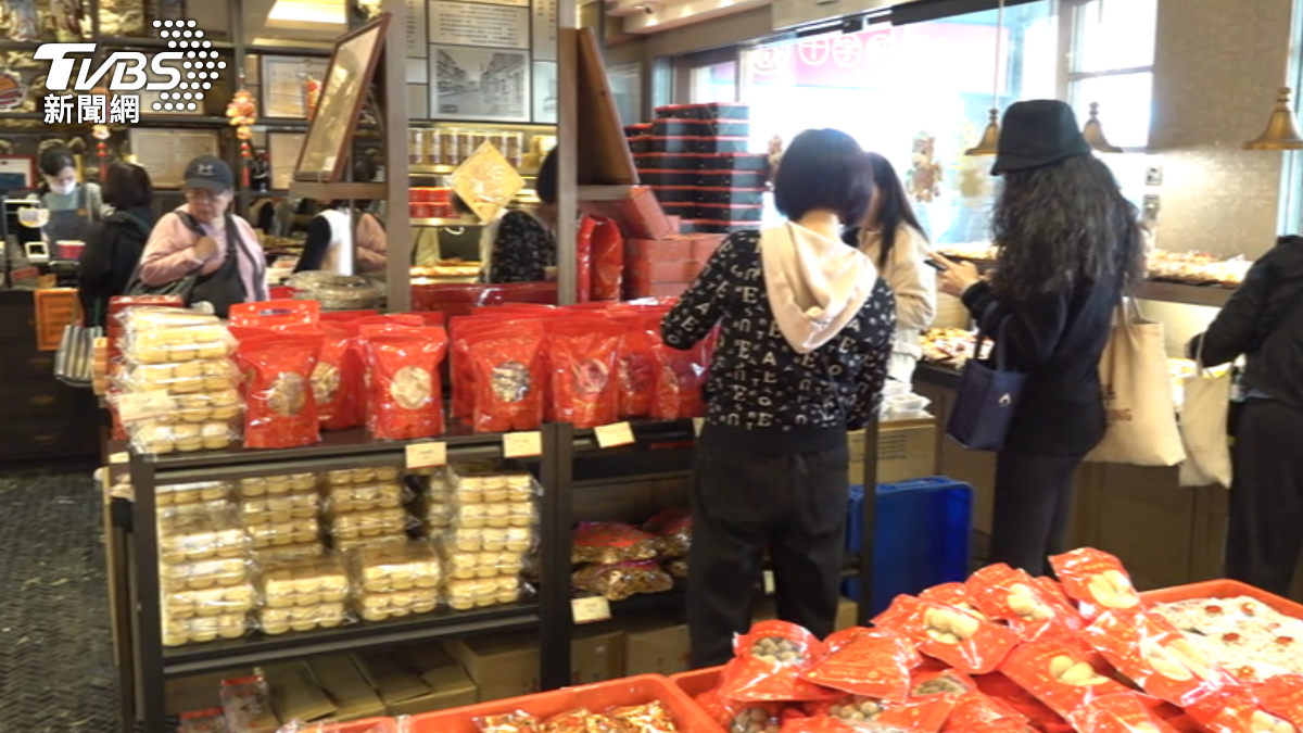近百年糕餅老店推出紅玉Q茶酥,搶攻年輕族群市場。(圖/TVBS)