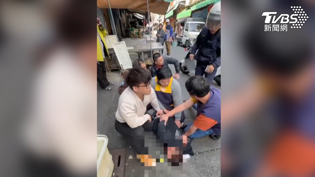 台南麻豆派出所的休假員警，在隔壁跟他的新婚妻子挑選金飾，聽到有人大喊搶劫，衝出去幫忙抓人，更巧的是，這邊是他的前管區（圖／TVBS）