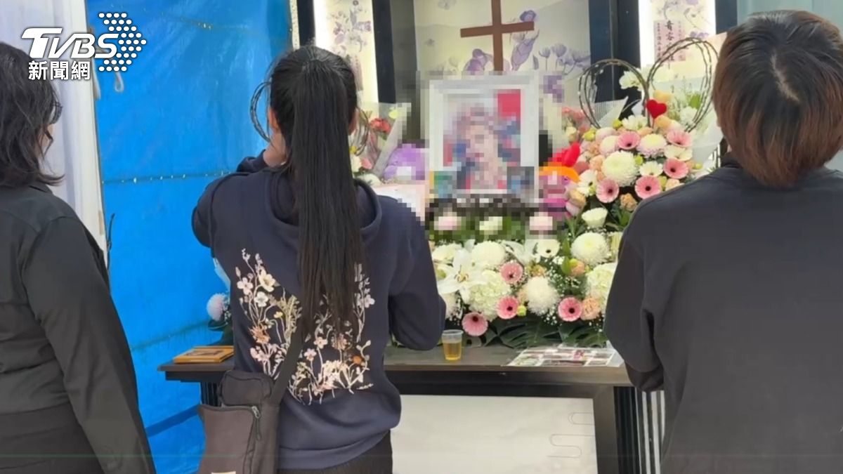 死者母親望著女兒照片，淚訴希望能早日還原真相（ＴＶＢＳ／圖）