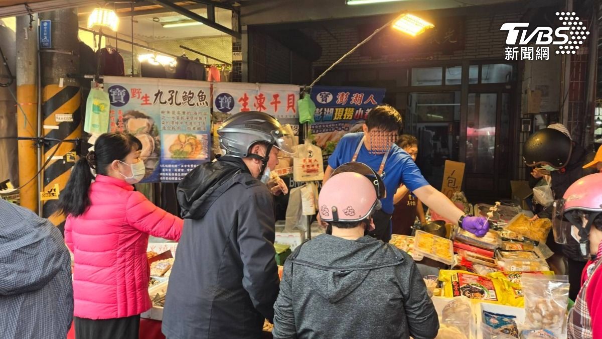 民眾在高雄林園的菜市場買了鮮食干貝，結果回家退冰後乾煎，才發現形狀怪怪的，吃起來也不一樣，原來是買組合干貝（圖／TVBS）
