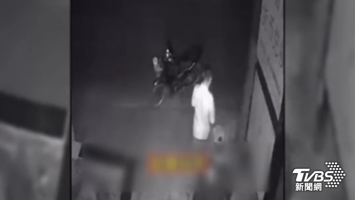 兩名男子出現在民宿門口,向遊客索財3萬泰銖。(圖/小資女楊雯雯授權)
