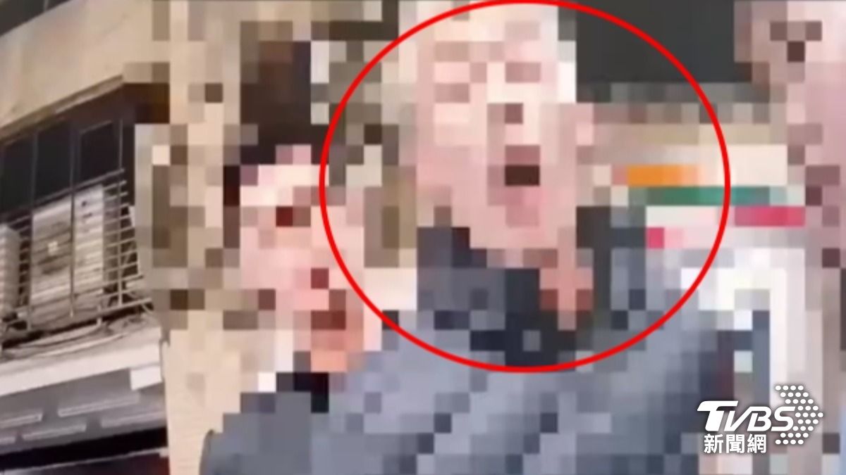 中山酒店經紀人喝醉大鬧,對著員警辱罵,還拉扯警用密錄器,遭壓制。(圖/TVBS)