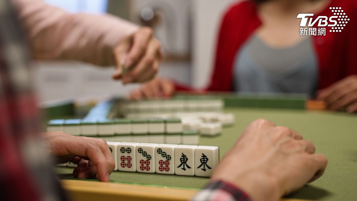 過年打牌別久坐!「4大NG動作」超傷脊椎 別讓開工日成復健日