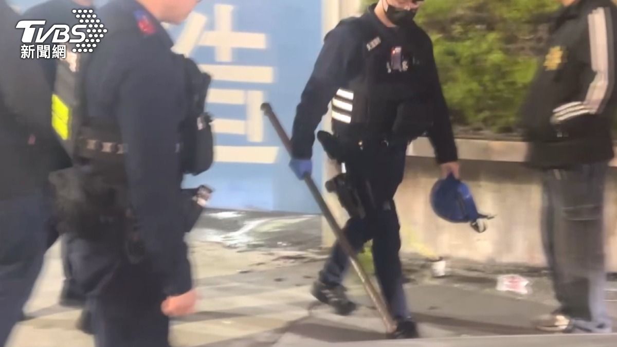 2打1還開槍!台中街頭驚見圍毆 包商老闆「滿臉血」送醫。(圖/TVBS)