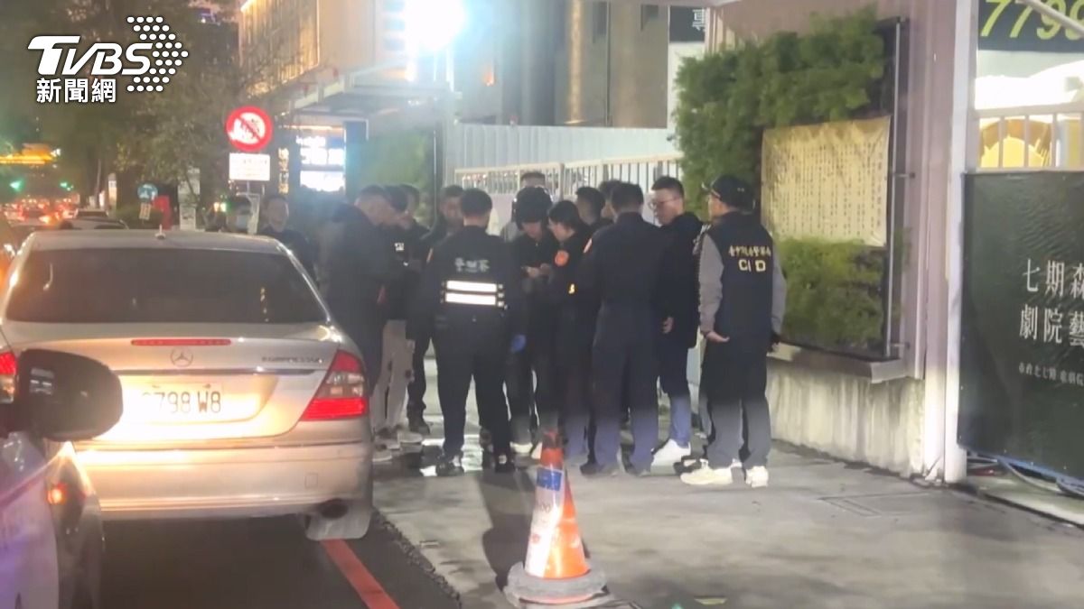 現場是兩個人打一個人,還看到疑似有人持空氣槍開槍。(圖/TVBS)
