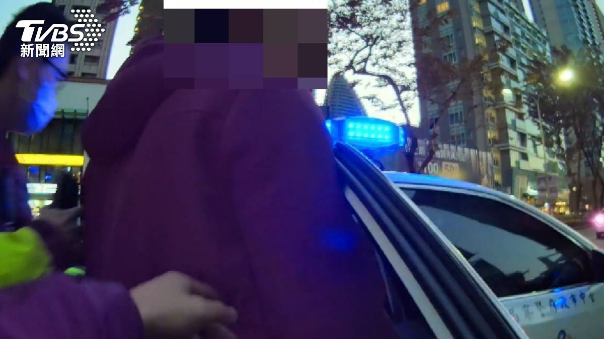2名男子因故持BB彈射擊、槍托重擊被害人,導致對方受有嚴重撕裂傷,臉上還有彈孔。(圖/TVBS)