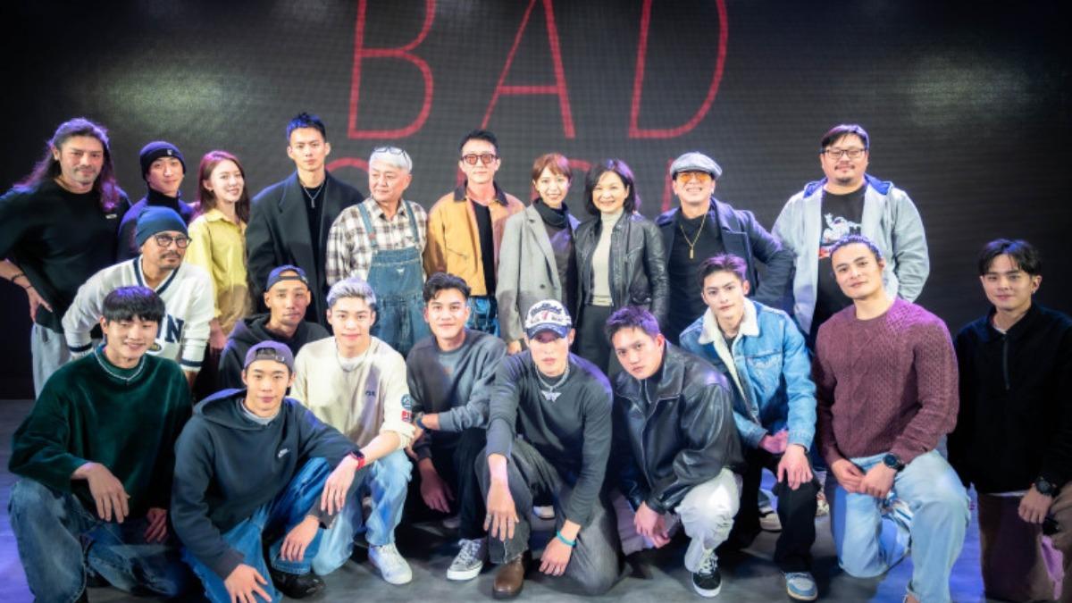 懷秋脫了！《BAD GIRL》殺青驚見猛肌、胸甲刺青　曝女主角細心舉動