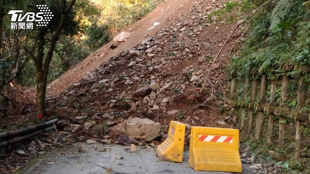福山植物園聯外道路土石崩塌，緊急休園2天。（圖／TVBS）