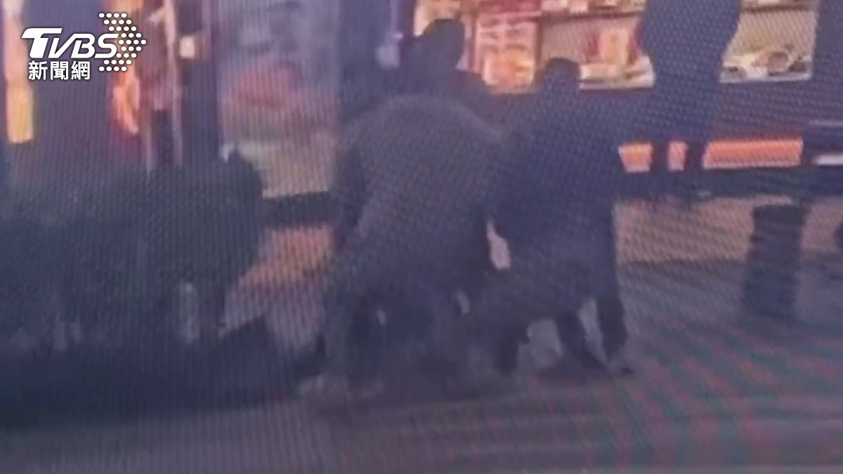 嫌犯強押被害人上車。(圖/TVBS)