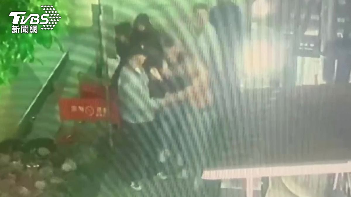 被害人在光復南路巷弄被6人控制。(圖/TVBS)
