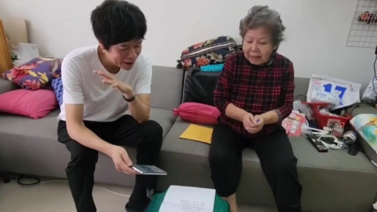 洪榮宏陪岳母唱歌,互動相當良好。(圖/翻攝自洪榮宏臉書)
