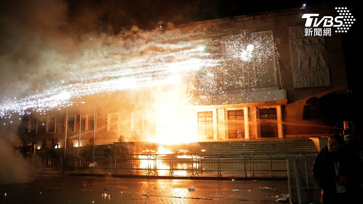 阿爾巴尼亞爆發反政府示威,總理府被丟擲汽油彈。(圖/達志影像美聯社)