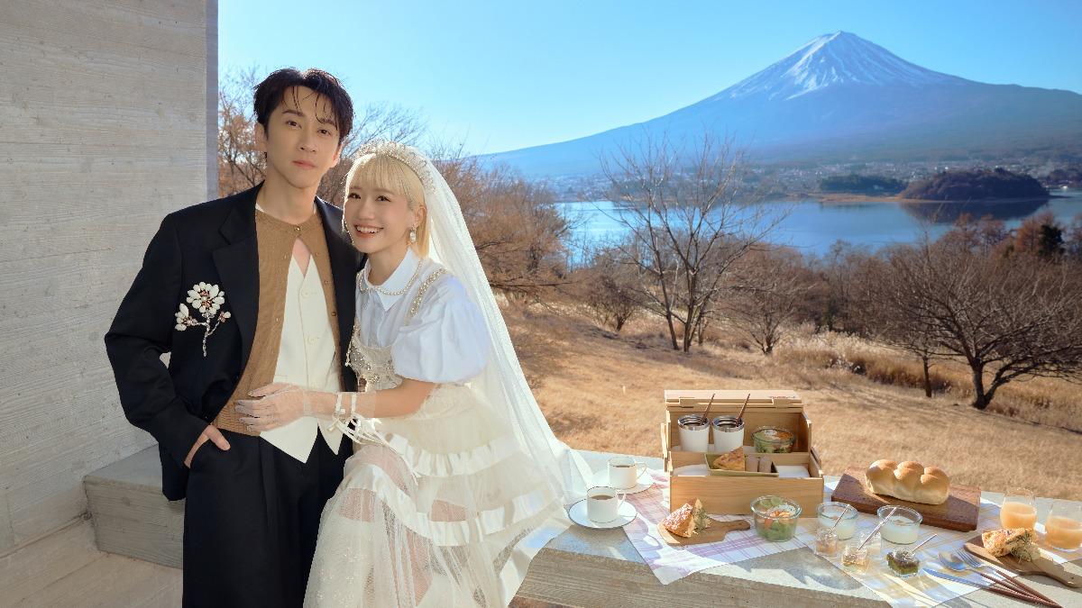兩人在日本富士山前拍攝主題婚紗。(圖/翻攝Lulu 黃路梓茵臉書)
